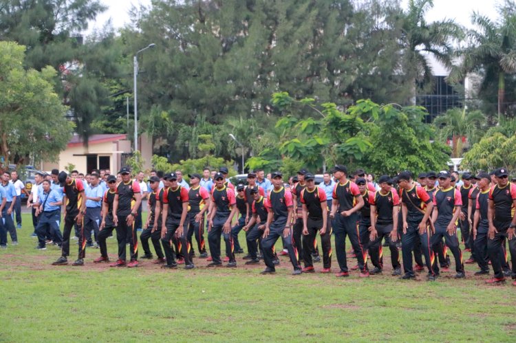 Olahraga Bersama TNI-Polri Memperkuat Sinergitas di Mapolda NTT