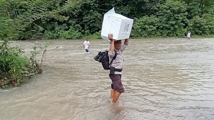 Perjuangan Anggota Polres Ende Terjang Banjir Kawal Kotak Suara dan Perlengkapan Pemilu
