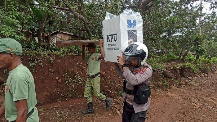 Ini Perjuangan Personel Polda NTT Kawal Logistik dan Pengamanan Pemilu di Desa Waipaar, Sikka
