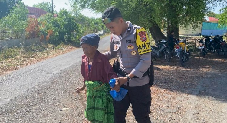 Jejak Antusiasme Demokrasi di Desa Iteng Polisi di NTT Bantu Lansia ke TPS
