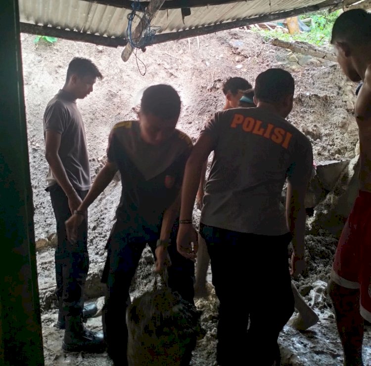Polres Rote Ndao Bantu Bersihkan Rumah Warga Pasca Tanah Longsor