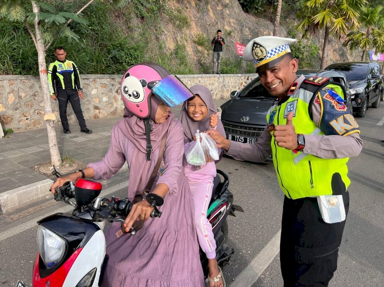 Satlantas Polres Manggarai Barat Bagikan Takjil dan Beri Edukasi Keselamatan Berlalu Lintas di Labuan Bajo