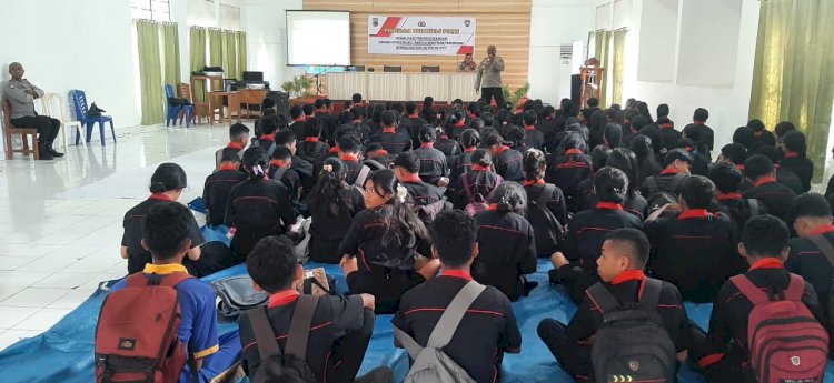 Anggota Ditbinmas Polda NTT Sosialisasikan Penanggulangan Intoleransi, Radikalisme, dan Terorisme kepada Pelajar SMK Negeri 4 Kupang