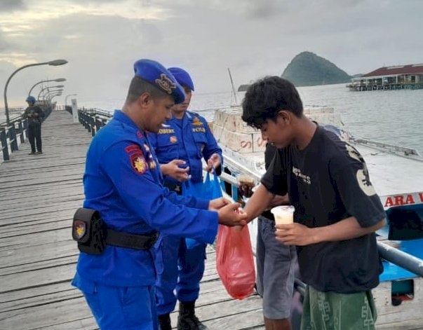 Anggota Ditpolairud Polda NTT Bagikan Takjil untuk Berbuka Puasa kepada Masyarakat Nelayan Pesisir