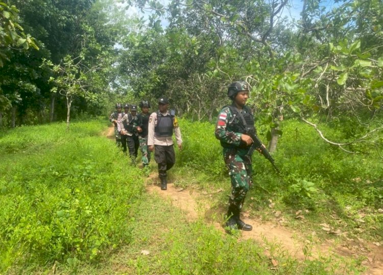 Sinergitas TNI Polri, Personel Pos Turiskain bersama Yonif 742/SWY Kompak Patroli Jalan Kaki Jamin Keamanan di Tapal Batas