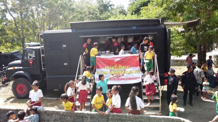 Anggota Satbrimob Polda NTT Gelar Bhakti Sosial di SD Negeri Oefafi