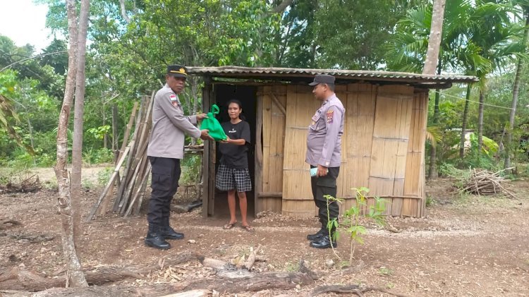 Wujud Kepedulian Polri, Polres TTS Bagikan Bansos kepada Warga Noinbila