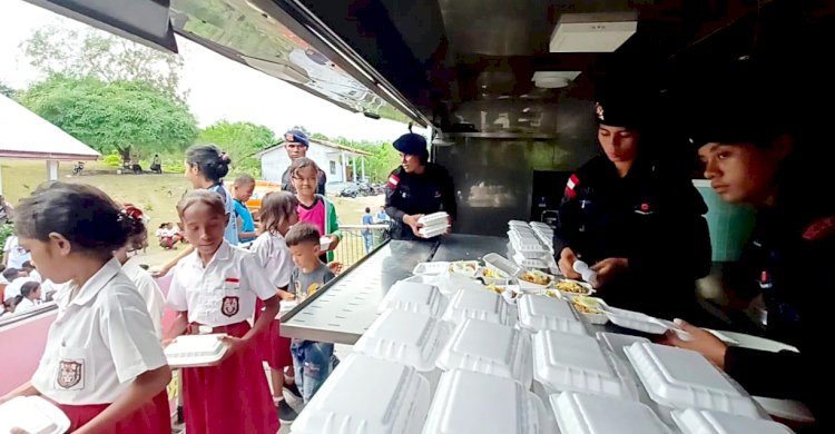 Satbrimob Polda NTT Gelar Bakti Sosial di SDN Oeseu: Makan Gratis, Layanan Kesehatan, dan Air Bersih untuk Warga