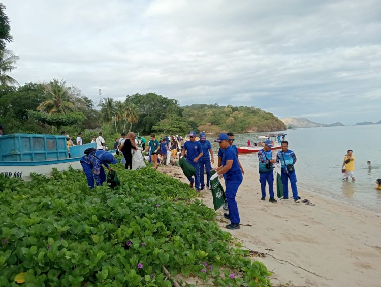 Ditpolairud Polda NTT Gelar Aksi Bersih-Bersih Pantai dalam Rangka Peringatan World Ocean Day 2024