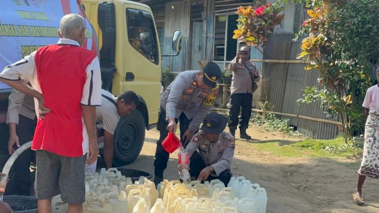 Polsek Ndona Bantu Warga Kampung Nuaraja dengan Penyaluran Air Bersih di Hari Bhayangkara ke-78