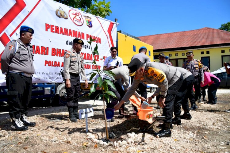 Kapolda NTT, Irjen Pol. Daniel Tahi Monang Silitonga, S.H., M.A., Memimpin Kegiatan Penanaman Pohon di Kecamatan Semau Kabupaten Kupang