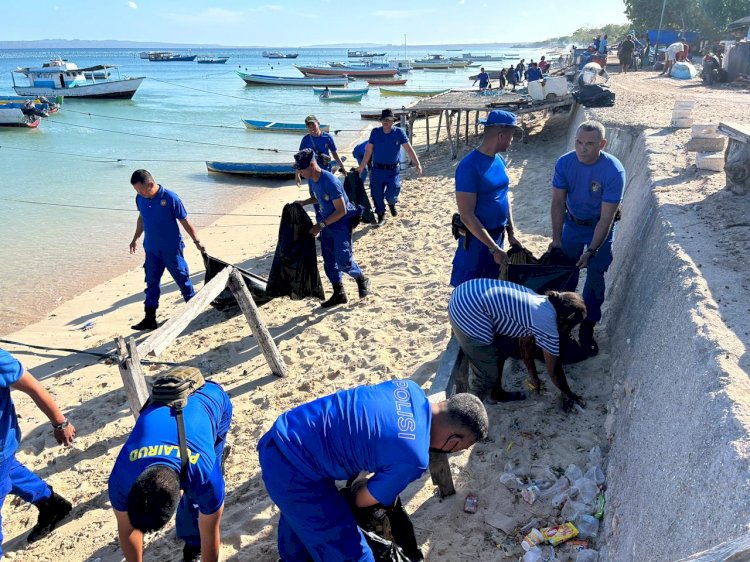 Dirpolairud Polda NTT Pimpin Aksi Bersih Pantai Tablolong Bersama Warga