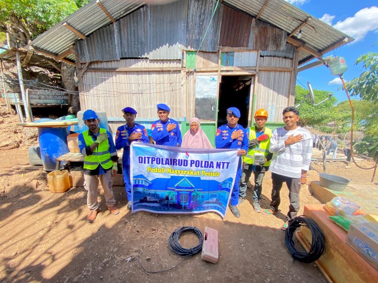 Anggota Ditpolairud Polda NTT Berikan Bantuan dan Imbauan kepada Nelayan Pesisir Alak