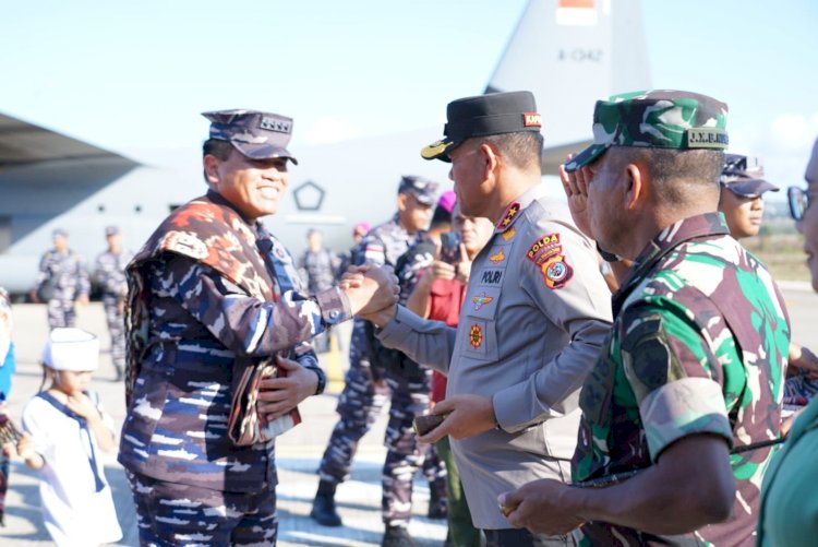 Kapolda NTT Sambut Kedatangan Kasal Laksamana Muhammad Ali di Kupang