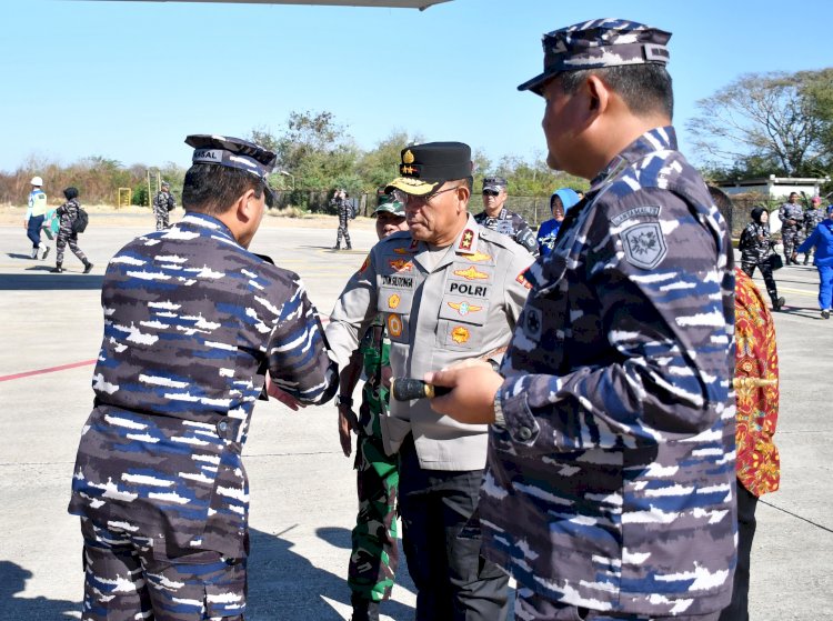 Kapolda NTT Lepas Keberangkatan KASAL Menuju Makassar Usai Kunjungan Kerja di Kupang