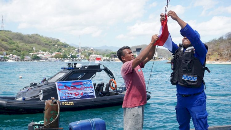 Marnit Polairud Labuan Bajo Gelar Patroli dan Sosialisasi, Bagikan Bendera Merah Putih kepada Pelaku Usaha Pariwisata