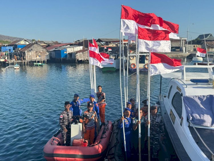 Personel Kapal Patroli Polairud di Sikka dan Instansi Maritim Gelar Bersih Laut dan Pembagian Bendera Merah Putih di Pesisir Wuring