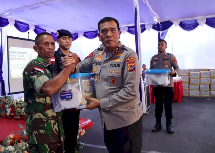 Kapolda NTT Berikan Tali Asih kepada Personel TNI Polri di Polres Manggarai