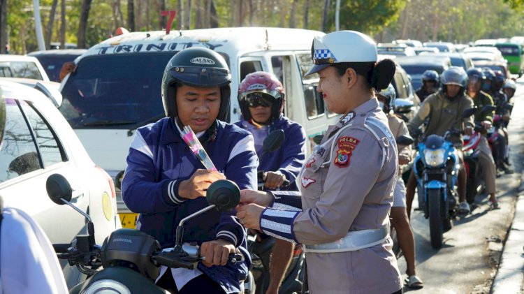 Merayakan Hari Jadi Polwan ke-76, Polwan Polda NTT Bagikan Bunga dan Helm