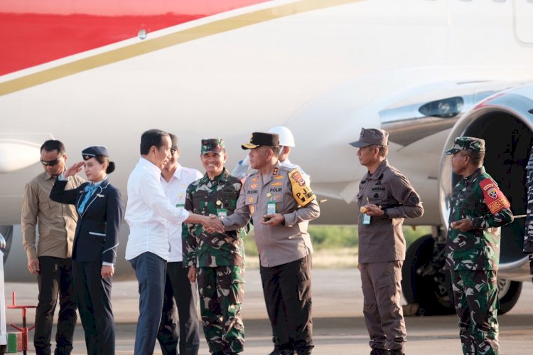 Presiden Jokowi Tiba di Kupang, Disambut Hangat Pejabat TNI-POLRI