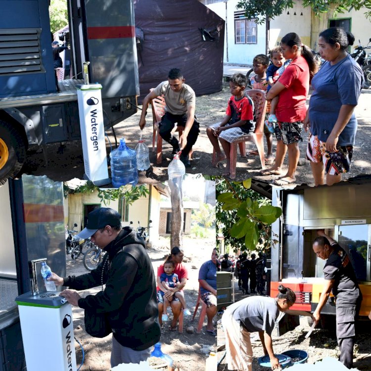 Personel BKO Polda NTT Berikan Bantuan Air Bersih Siap Konsumsi untuk Warga Desa Bugalima Terdampak Konflik