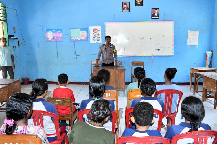 Tersentuh oleh Kondisi Pasca-Konflik, Bhabinkamtibmas Polres Flores Timur Terpanggil Menjadi Guru Bagi Anak-Anak di Bugalima