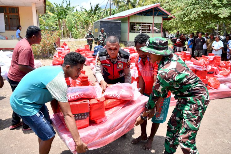 Dukung Pemulihan Pascakonflik, TNI-Polri Bagikan Bantuan bagi Warga Desa Bugalima