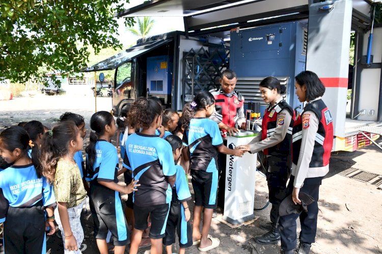 Demi Kebutuhan Dasar Warga, Polda NTT Terus Distribusikan Air Bersih di Desa Bugalima