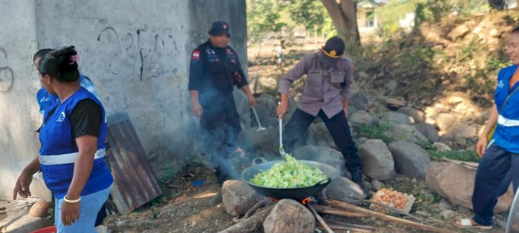 Personel Gabungan Polri dan TNI Masak untuk Pengungsi Erupsi Gunung Lewotobi di Posko Pengungsian Konga