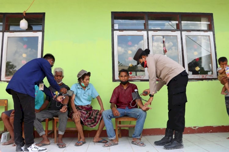 Polres Sikka Peduli Lewotobi, Gelar Pemeriksaan Kesehatan untuk Pengungsi Erupsi