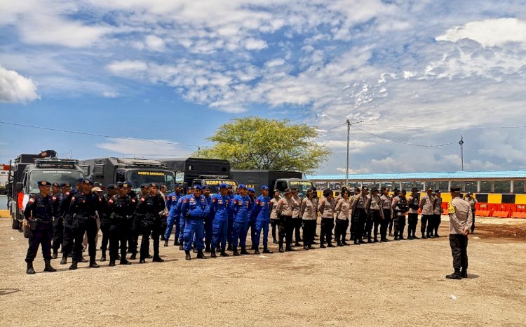 Karoops Polda NTT Lepas 117 Personel BKO untuk Bantu Penanganan Korban Erupsi Gunung Lewotobi