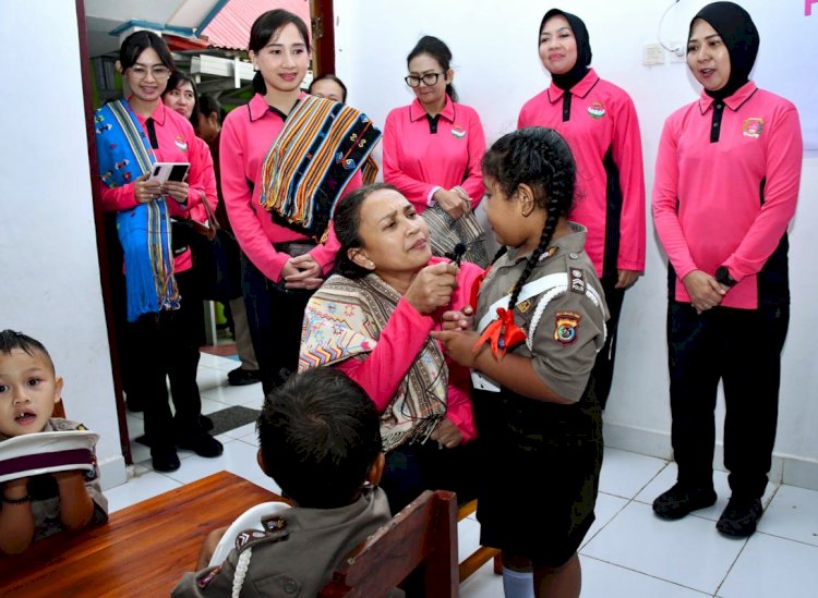 Kunjungan Ibu Ketua Umum Bhayangkari Ny. Juliati Sigit Prabowo di TK Kemala Bhayangkari 02 Soe, TTS