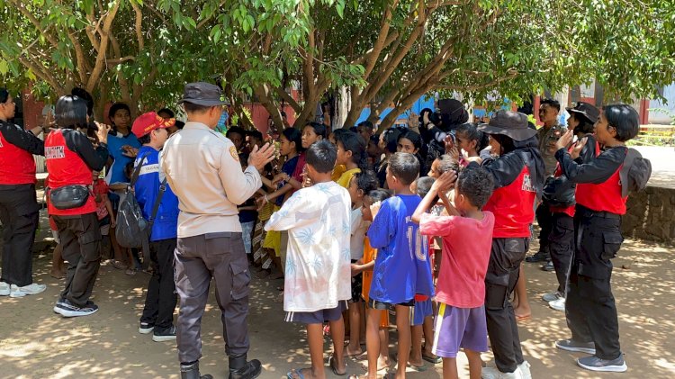 Anak-anak Tersenyum Kembali: Kegiatan Trauma Healing oleh Polda NTT di Tengah Pengungsian