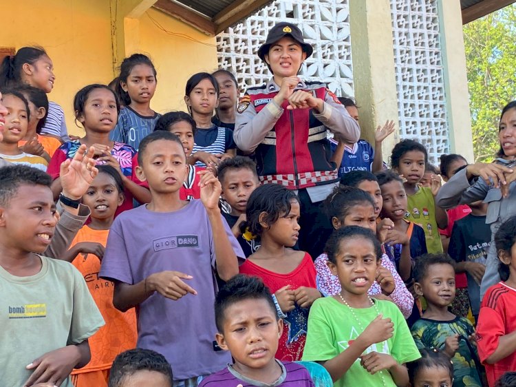 Meringankan Trauma Anak Pengungsi, Polwan Polda NTT Ajak Bernyanyi dan Menari di Posko Kobasoma