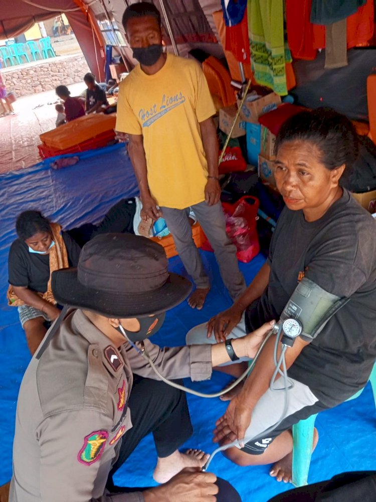 Biddokkes Polda NTT Bersama Tenaga Kesehatan Flotim-Sikka Gencar Berikan Layanan Kesehatan di Posko Pengungsian Lewotobi