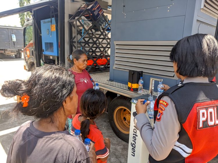 Peduli Pengungsi, Polda NTT Sediakan Air Bersi dan Makanan Siap Saji di Lokasi Bencana Flotim