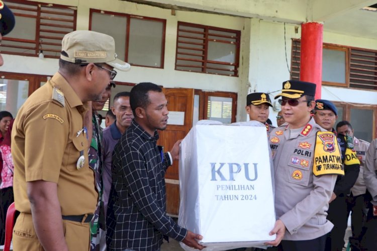 Pamatwil Polda NTT Kawal Distribusi Logistik Pemilu di Nagawutung, Lembata