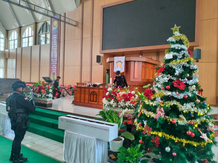 Pastikan Ibadah Kunci Tahun Aman, Personel Ops Lilin Turangga Lakukan Sterilisasi di Sejumlah Gereja Kota Kupang