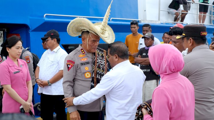 Tiba di Rote Ndao, Kapolda NTT disambut Kapolres bersama Forkopimda dengan Sapaan Adat