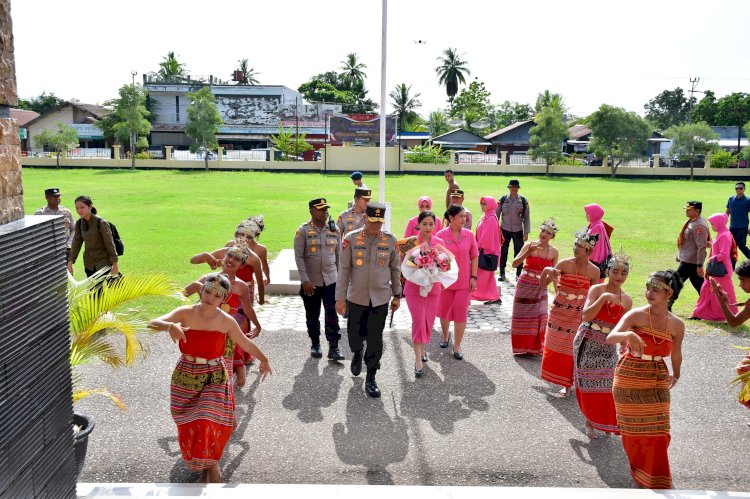 Kapolda NTT dan Ketua Bhayangkari Daerah Disambut Secara Adat di Polres Malaka