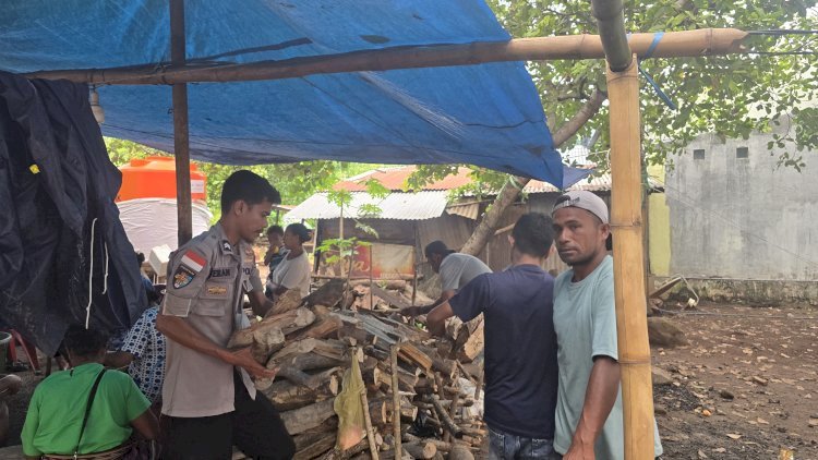 Polres Flotim Bantu Masak Bagi Pengungsi Korban Erupsi Gunung Lewotobi Laki-Laki di Posko Bokang