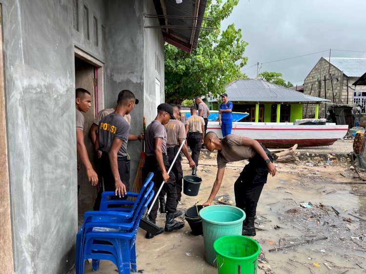 Ditpolairud Polda NTT Kerahkan Puluhan Personel Bantu Korban Banjir Rob di Tablolong