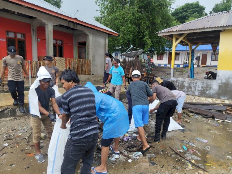 Polisi, Wartawan, dan Warga Bersatu Bersihkan Desa Wisata Warloka Pesisir di Peringatan HPN 2025