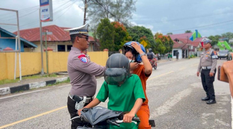 Satlantas Polres Sumba Barat Bagikan Helm Gratis dalam Operasi Keselamatan Turangga 2025