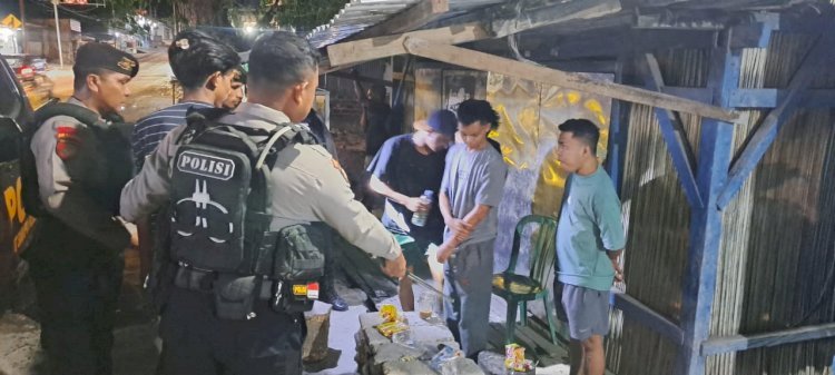 Patroli Malam Operasi Pekat Turangga 2025, Polres Kupang Bubarkan Pemuda Konsumsi Miras di Pinggir Jalan