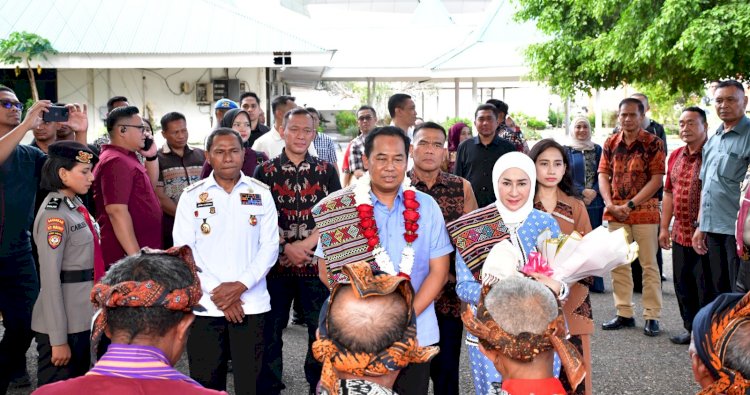 Suasana Hangat dan Penuh Kekeluargaan Sambut Kapolda NTT yang Baru di Bandara El Tari Kupang