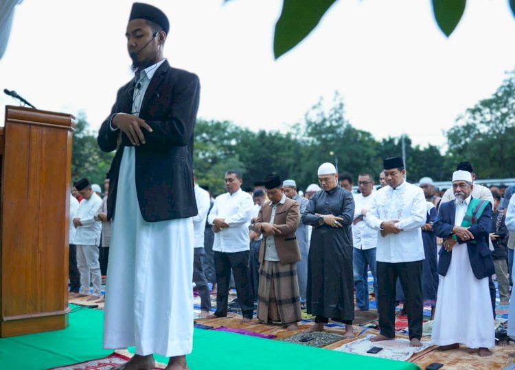 Khidmat dan Penuh Kebersamaan, Kapolda NTT Irjen Pol Rudi Darmoko Mengikuti Shalat Idul Adha di Mapolda NTT