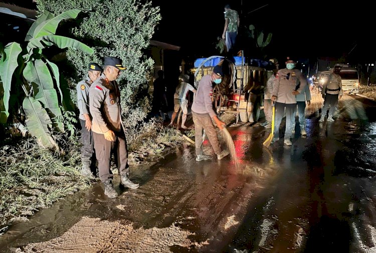 Polri Hadir untuk Masyarakat: Polres Flotim Tangani Erupsi Gunung Lewotobi dengan Sigap