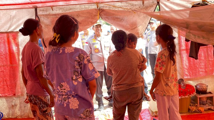 Kapolda NTT Sambangi Pengungsi Lewotobi, Bawa Bantuan dan Harapan