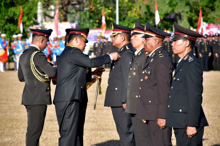 Kapolda NTT Serahkan Tanda Kehormatan Bintang Nararya kepada Empat Personel Berprestasi